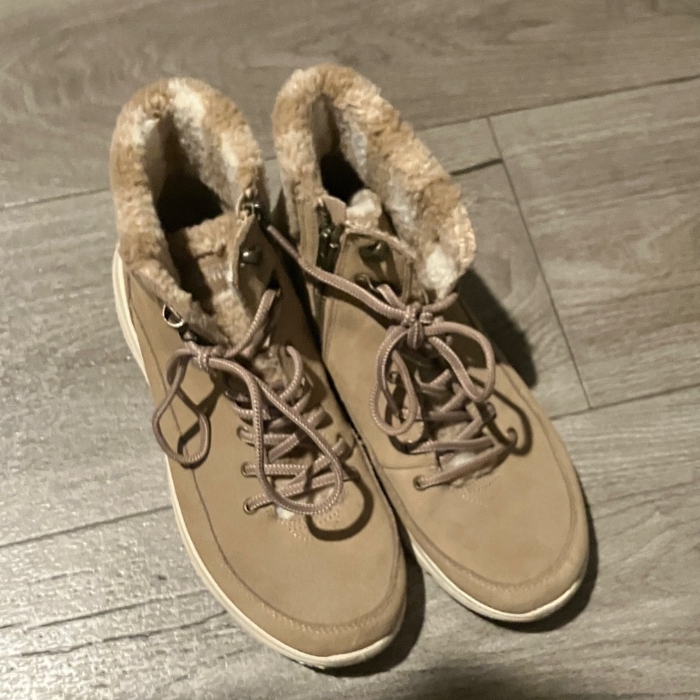 Skechers Women's Tan Fur-Lined Boots